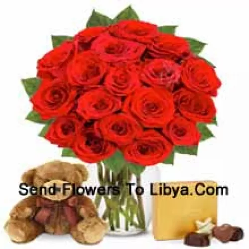 12 Rosas rojas con algunos helechos en un jarrón de vidrio acompañadas de una caja de chocolates importados y un lindo oso de peluche marrón de 12 pulgadas de altura