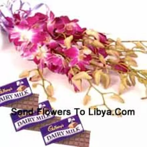 Un bellissimo mazzo di orchidee rosa insieme a cioccolatini assortiti Cadbury