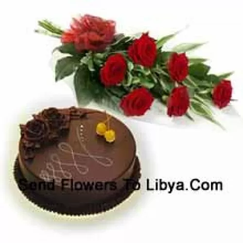 Um belo buquê de 6 rosas vermelhas junto com 1 lb. (1/2 Kg) de bolo de chocolate (Por favor, note que a entrega de bolo está disponível apenas para a região metropolitana de Manila. Quaisquer pedidos de entrega de bolo fora da região metropolitana de Manila serão substituídos por Bolo de Brownie de Chocolate sem creme ou o destinatário receberá um voucher Red Ribbon suficiente para comprar o mesmo bolo)