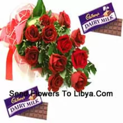 Bouquet de 12 roses rouges avec des garnitures saisonnières accompagné de chocolats assortis Cadbury