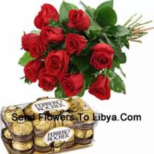 Mazzo di 12 rose rosse con riempitivi stagionali accompagnato da una scatola di 16 pezzi di Ferrero Rocher