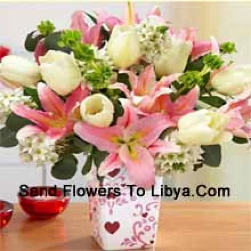 Lys roses et tulipes blanches avec des garnitures blanches assorties dans un vase en verre - Veuillez noter que en cas de non-disponibilité de certaines fleurs saisonnières, celles-ci seront remplacées par d'autres fleurs de même valeur