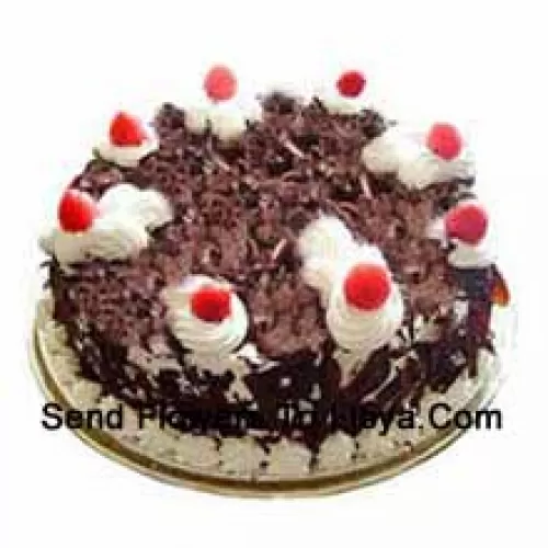 1/2 Kg (1.1 Lbs) Black Forest Cake (Vă rugăm să rețineți că livrarea tortului este disponibilă doar pentru regiunea Metro Manila. Orice comandă de livrare a tortului în afara Metro Manila va fi înlocuită cu un Tort de Brownie cu ciocolată fără cremă sau destinatarul va primi un Voucher Red Ribbon suficient pentru a cumpăra același tort)