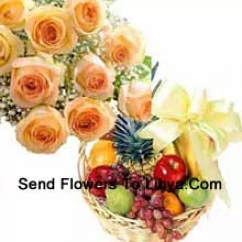 Bouquet de 12 roses oranges avec une corbeille de fruits frais de 3 kg